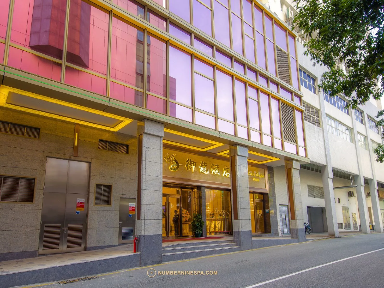 御龍酒店街道入口