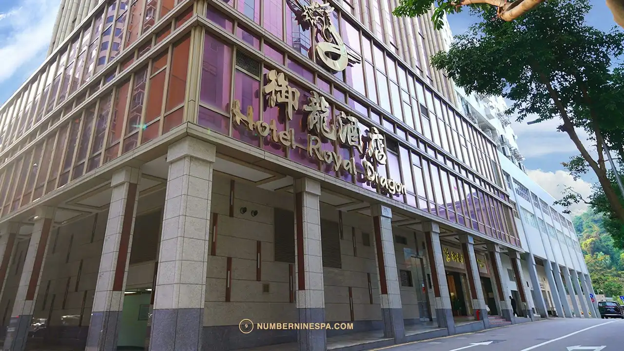 澳門桑拿 玖號水療所在的御龍酒店：白天藍天下的酒店外牆與 Hotel Royal Dragon 招牌，右側一棵大樹